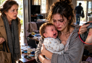 Lorsque je suis arrivée chez ma fille, elle tenait son bébé qui pleurait d’un bras… Ce que j’ai découvert dans cette maison m’a brisé le cœur