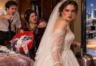Le soir même de mon mariage, ma belle-mère m’a ordonné de laver le linge sale de toute la famille. « Ici, les belles-filles obéissent ! », a-t-elle crié lorsque j’ai refusé. Mon mari m’a giflée devant elle. Sans discuter davantage, je lui ai renversé une bassine d’eau sale sur la tête et je suis partie avec ma valise. Ils n’imaginaient pas le secret que j’emportais avec moi…