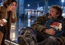 J’ai retrouvé mon ex qui avait disparu il y a 6 ans, endormi dans un aéroport… Mais quand j’ai découvert ce qu’il gardait dans son vieux sac, j’ai compris pourquoi il n’était jamais revenu