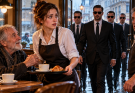 Mon patron m’a humiliée devant tous les clients pour avoir offert un café à un vieil homme… Le lendemain, 4 hommes en costume sont entrés pour me chercher, et son sourire a disparu en quelques secondes !